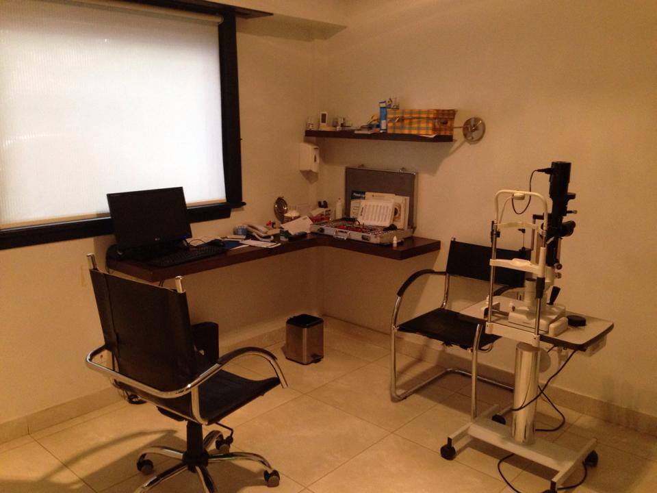 Consultorio oftalmológico equipado para atencion de pacientes