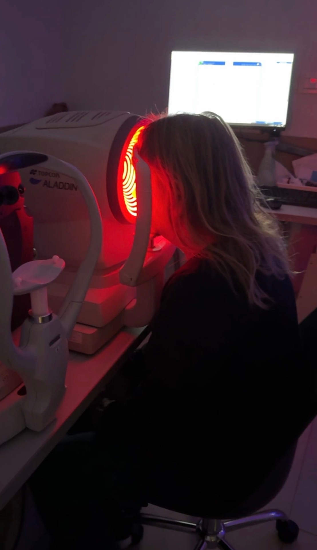 Paciente realizando un estudio oftalmológico con tecnologia diagnostica