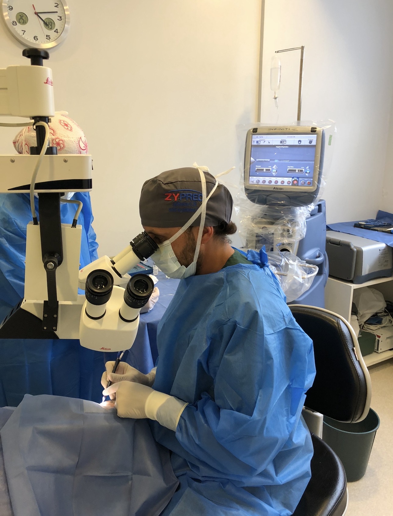Profesional realizando procedimiento oftalmológico con microscopio
